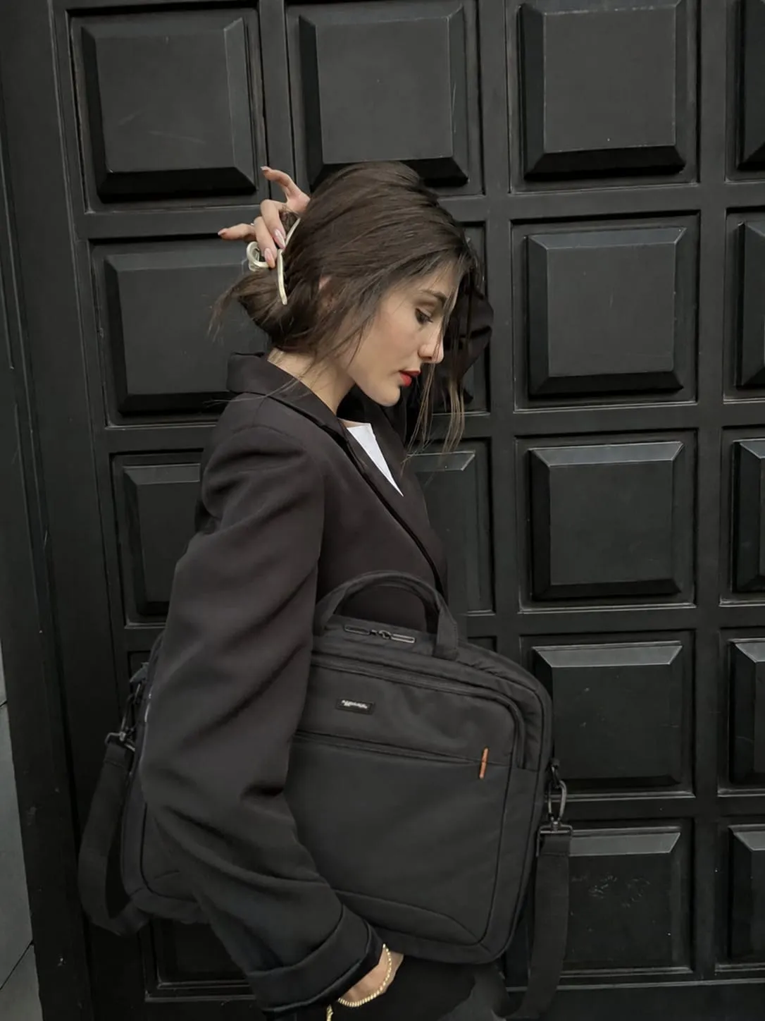 Professional laptop messenger bag with a sleek designer-inspired look, ideal for office work, business meetings, and daily commuting
